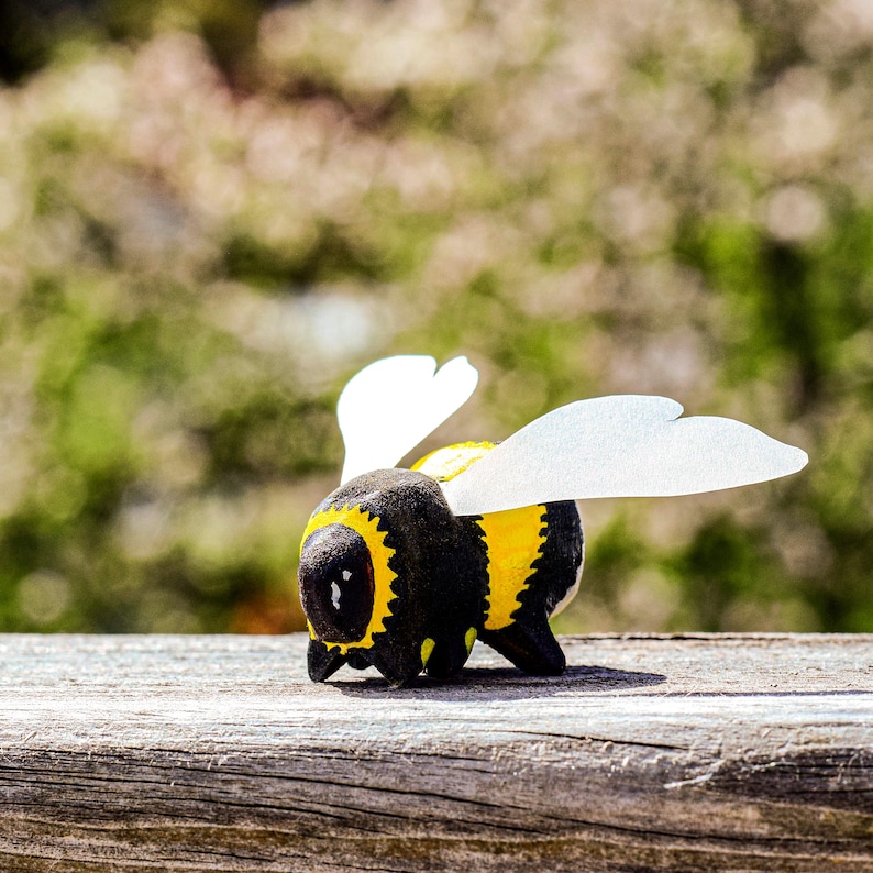 Figurine de bourdon en bois Jouet Waldorf fait main et respectueux de l'environnement image 10