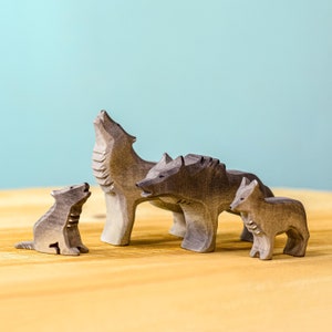 Juguete de lobo de madera natural: hecho a mano y pintado con materiales a base de agua para niños.