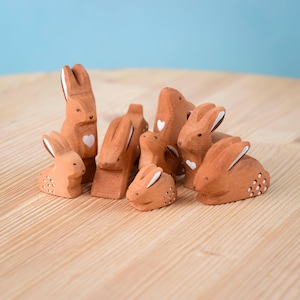 教育遊びのためのウサギの家族の木製動物 | オーガニック木製モンテッソーリおもちゃ | Bumbu Toysによるウォルドルフ風ハンドメイド