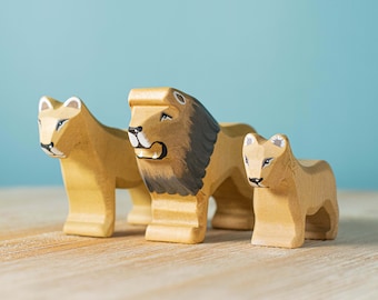 Eichenholz Montessori Löwe Set | Handgefertigtes Waldorf Tier Holzspielzeug | König der Dschungelfiguren