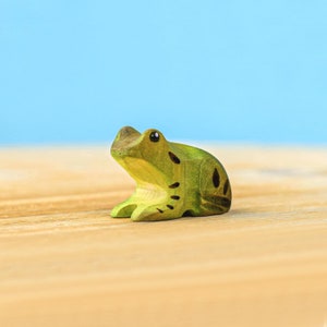 Grenouille verte faite main Figurine en bois Jouet Waldorf respectueux de l'environnement image 2