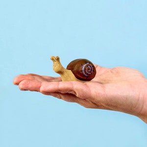 Schnecke Holzfigur Umweltfreundliches Waldorfspielzeug, handgefertigt Bild 1