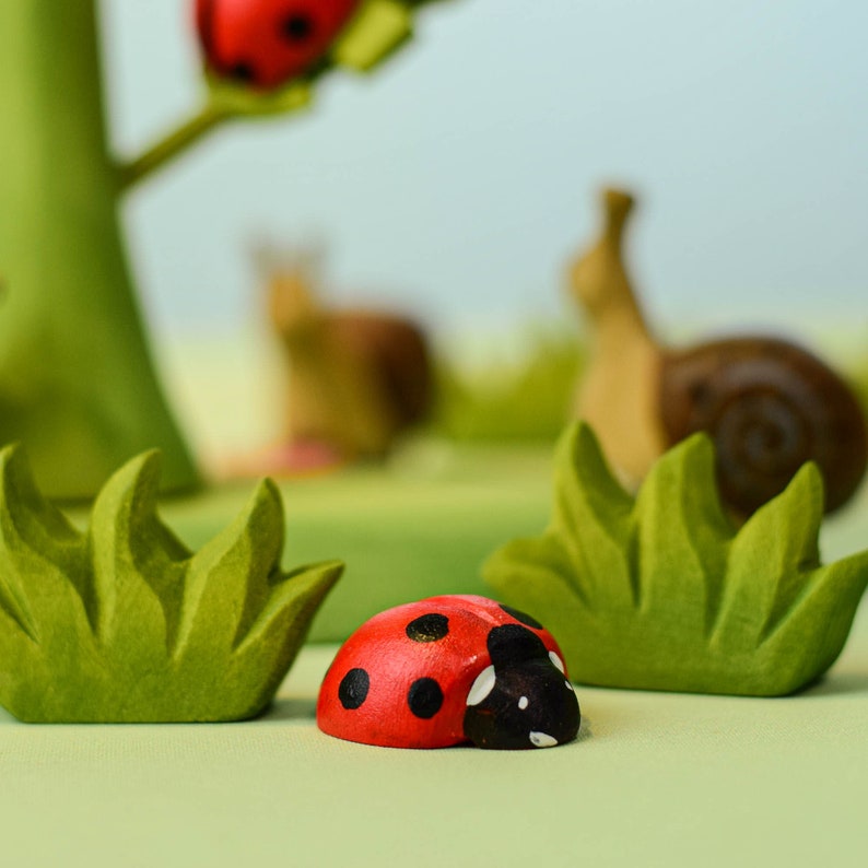 Figurine de coccinelle en bois artisanale Jouet Waldorf fait main et respectueux de l'environnement image 9