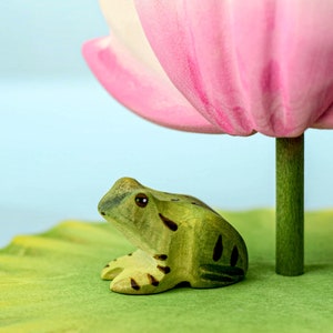 Grenouille verte faite main Figurine en bois Jouet Waldorf respectueux de l'environnement image 4