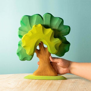 Grüne Eiche Holzbaum-Figur für die Montessori-Pädagogik | Handgemacht mit Bio Holz