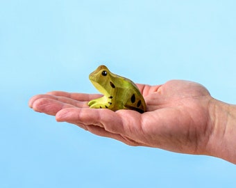 Grenouille verte faite main - Figurine en bois - Jouet Waldorf respectueux de l'environnement