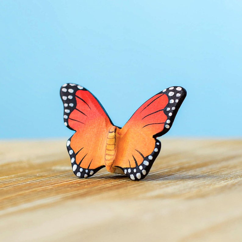 Schmetterlingsfigur aus Holz handgefertigtes, umweltfreundliches Waldorfspielzeug, Kunsthandwerker Bild 2