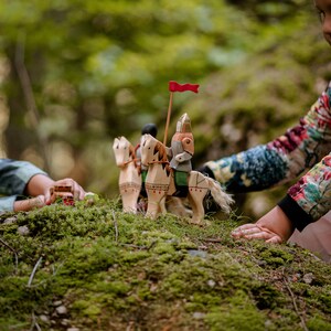 Le chevalier Daci : jouet artisanal Waldorf en bois dur pour collectionneurs Fabriqué à la main avec du bois biologique image 9