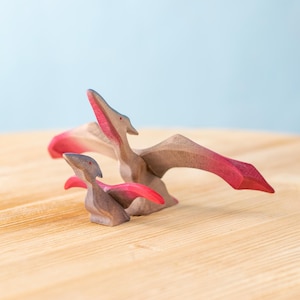 プテラノドンの木製おもちゃ | ウォルドルフスタイルの手作り恐竜フィギュア | モンテッソーリ教育にインスパイアされたBumbu Toysの手作り