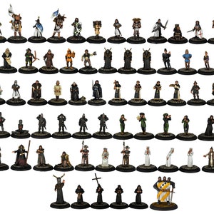 Peut inclure: Une collection de 50 figurines miniatures peintes à la main représentant divers personnages médiévaux, notamment des chevaliers, des prêtres et des gens du commun. Les figurines sont posées dans une variété de postures et sont peintes dans un style réaliste.