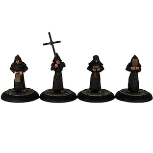 Op de afbeelding: Vier miniatuurfiguren van monniken in zwarte gewaden, elk met een ander object in de hand. Een monnik houdt een kruis vast, een ander een boek, een ander een rol en de laatste een houten plank.