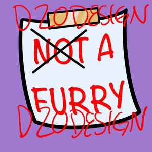 Pu&ograve; includere: Un foglio di carta bianco con un messaggio rosso "NOT A FURRY" barrato. Il foglio &egrave; attaccato a uno sfondo viola con una graffetta di carta marrone.