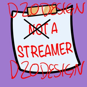 Pu&ograve; includere: Un foglio di carta bianco con una X rossa sopra le parole "Not a Streamer" scritte in rosso. Il foglio &egrave; attaccato a una clipboard con una clip marrone. Le parole "D20 Design" sono scritte in rosso su entrambi i lati del foglio.