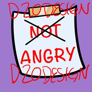 Pu&ograve; includere: Un foglio di carta bianco con una linea nera tracciata attraverso la parola "NOT" e la parola "ANGRY" scritta in rosso. Il foglio &egrave; attaccato a una clipboard con una graffetta di carta marrone. Le parole "D20 DESIGN" sono scritte in rosso su entrambi i lati del foglio.