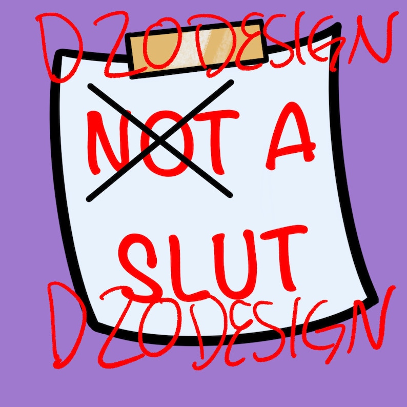 Pu&ograve; includere: Un foglio di carta bianco con una X rossa sopra le parole "NOT A SLUT" scritte in rosso. Il foglio &egrave; attaccato a uno sfondo viola con le parole "DZO DESIGN" scritte in rosso su entrambi i lati del foglio.