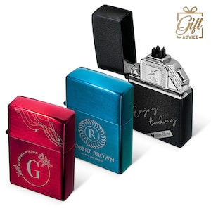 Puede incluir: Cuatro encendedores diferentes con grabados personalizados. Los encendedores son de color rojo, azul, negro y plateado. Los grabados incluyen un diseño floral, un monograma, un mensaje de cumpleaños y un mensaje de amor.