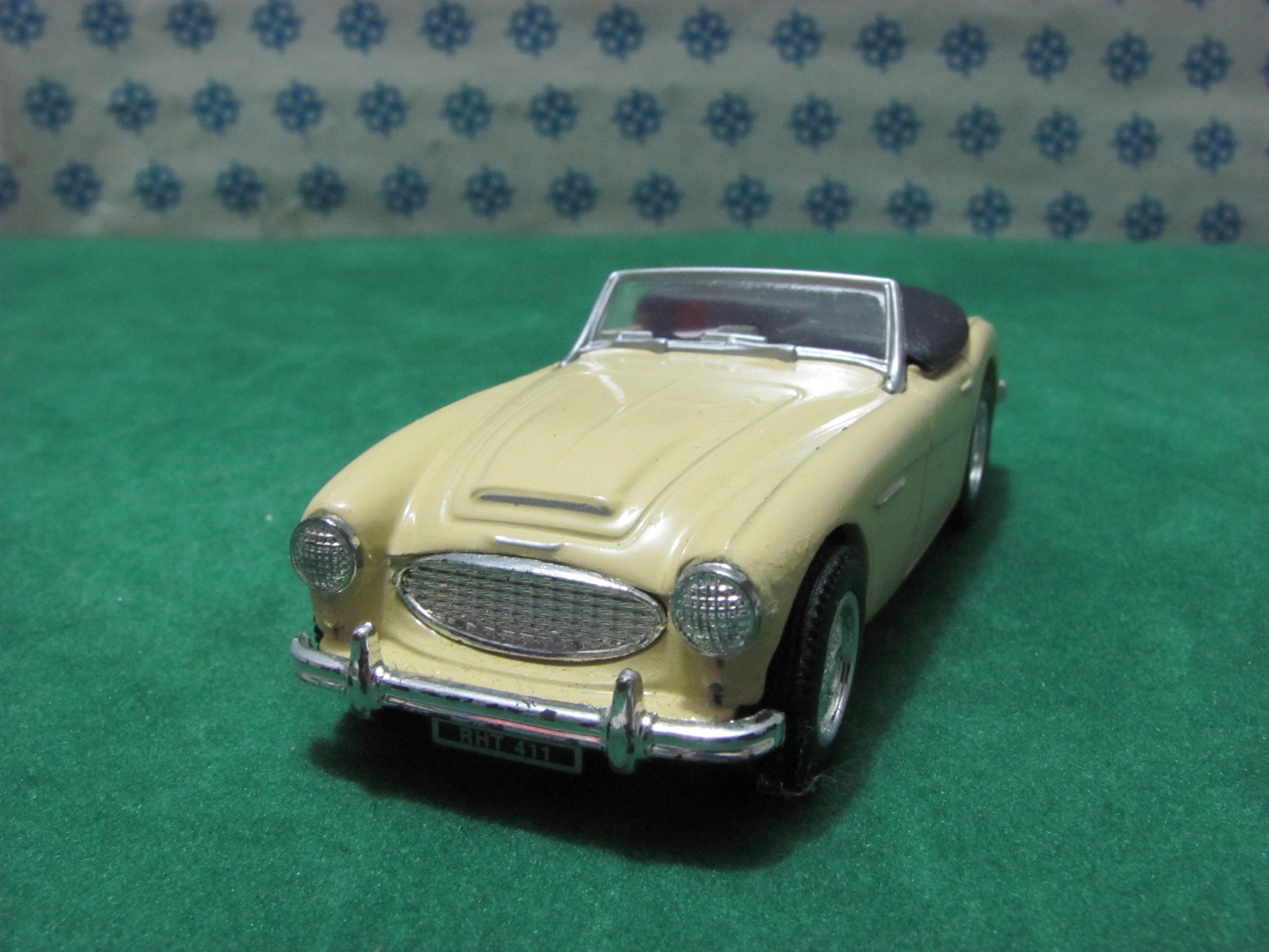 gâteau d'anniversaire Austin Healey-Noir Blanc Voiture Modèle gâteau d'anniversaire Austin Healey-Noir Blanc Voiture Modèle