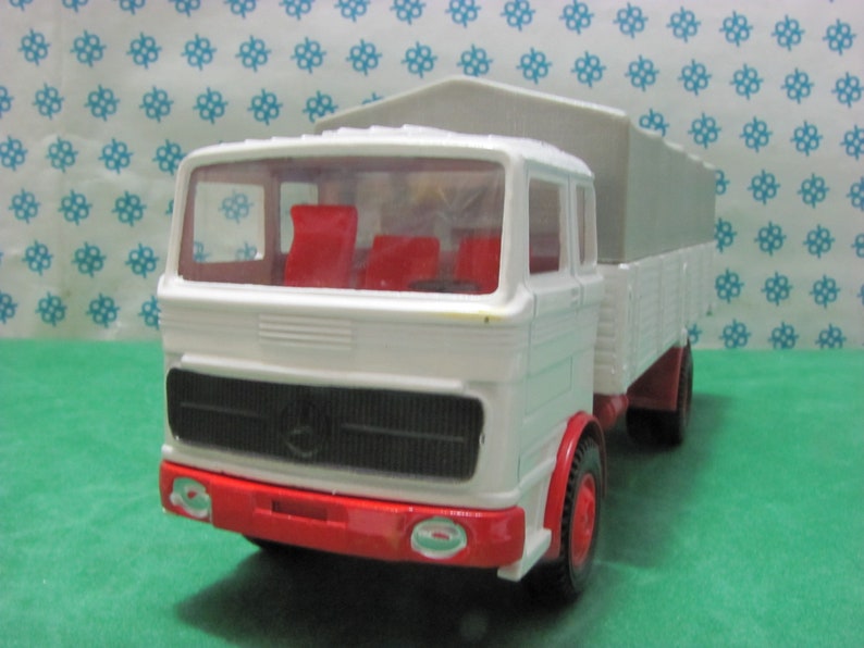 mercedes benz truck toys