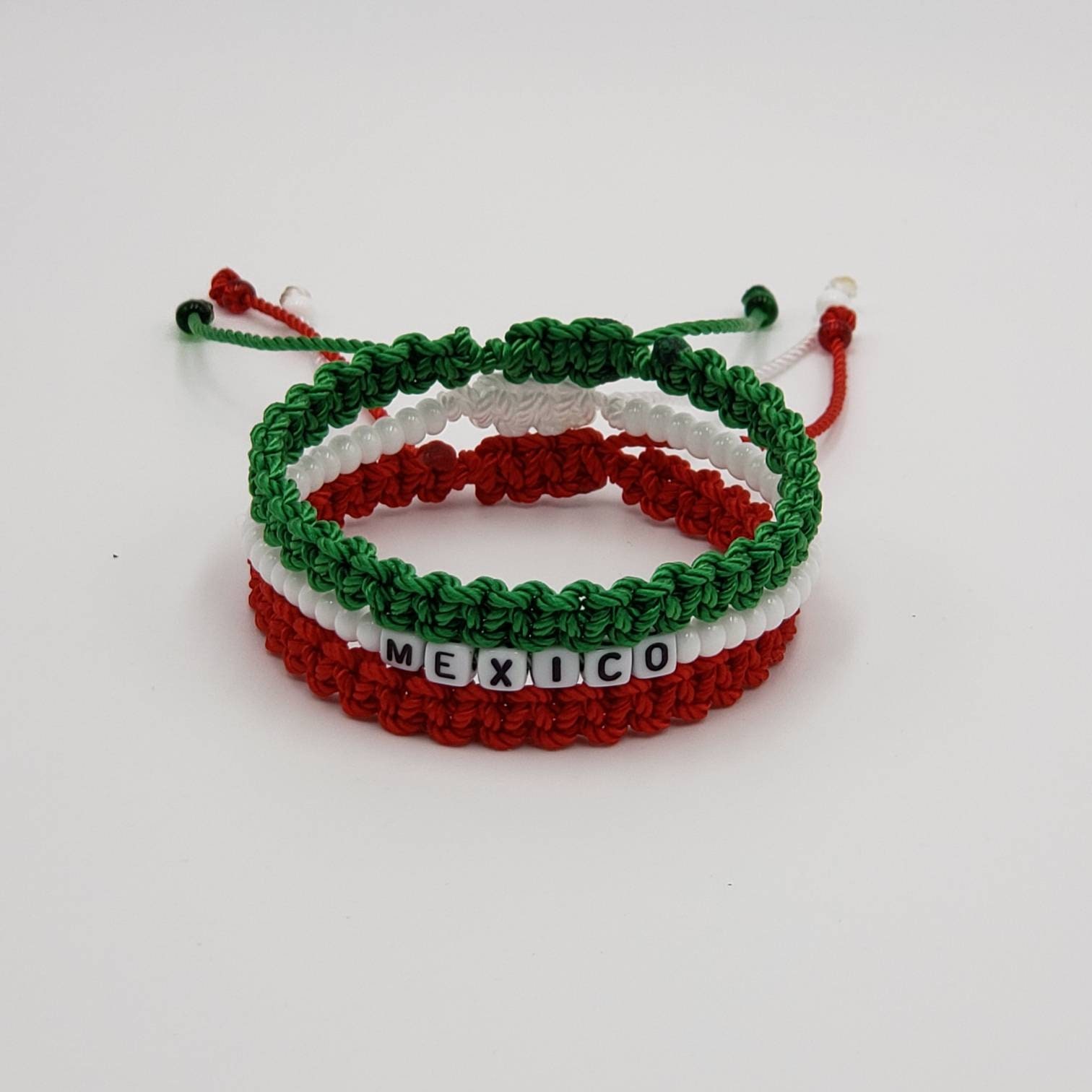 Charm Friendship Bracelet Blues & Greens -  Canada  Patrones de  pulsera de hilo, Pulseras de hilo, Pulseras de hilo de bordar