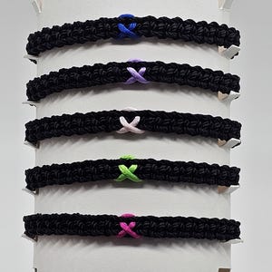 Krebsbewusstseins-Makramee-Armband, Bandarmband, handgemachter Schmuck.
