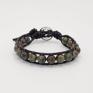 Drakblods jaspis pärlbesatt svart läderarmband med tennknappar. Handgjorda ädelstenssmycken för alla tillfällen.