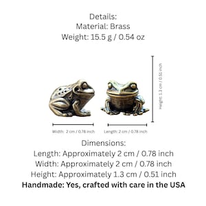 Pode incluir: Duas figuras de sapo em lat&atilde;o. Os sapos t&ecirc;m 2 cm de comprimento, 2 cm de largura e 1,3 cm de altura. Os detalhes incluem o material, lat&atilde;o, e o peso, 15,5 g. O texto indica que o item &eacute; feito &agrave; m&atilde;o nos EUA.