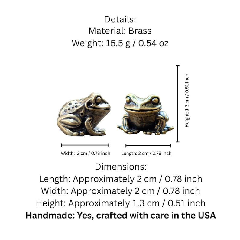 Pode incluir: Duas figuras de sapo em lat&atilde;o. Os sapos t&ecirc;m 2 cm de comprimento, 2 cm de largura e 1,3 cm de altura. Os detalhes incluem o material, lat&atilde;o, e o peso, 15,5 g. O texto indica que o item &eacute; feito &agrave; m&atilde;o nos EUA.