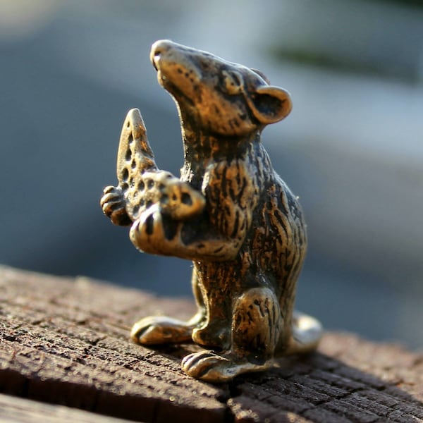 Figura de animal de latón hecha a mano de rata con queso