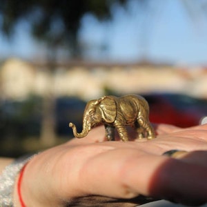 Figura coleccionable de elefante de latón, miniatura de arte Feng Shui, hecha a mano.