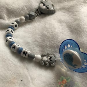 Clip para Chupete Oso Gris: Nombre Personalizable para Bebé (Modelo 5 Letras)