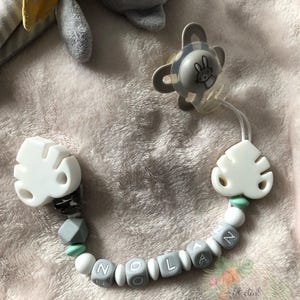 Clip para Chupete Hoja Blanca: Nombre Personalizable para Bebé (Modelo 5 Letras)