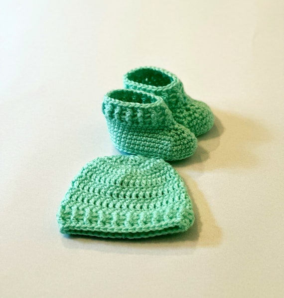 Lot au crochet pour nouveau-né, bonnet et chaussons pour bébé