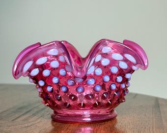 Bol/objeto decorativo de vidrio opalino Fenton Star Fold Cranberry Hobnail, raro • 5" de ancho