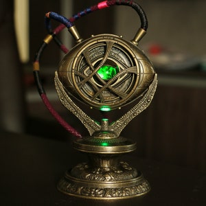 Dr Strange Eye of Agamotto Necklace Doctor Strange in the Multiverse of Madness Metal 1/1 Scale Eye of Agamotto Cosplay Movie Prop Replica