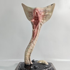 Statue with Stand Scale 1:1 inspired Hammerpede Prometheus Alien Xenomorph Horror Creature Statue, Ridley Scott, sci fi Fantasy art Figurine