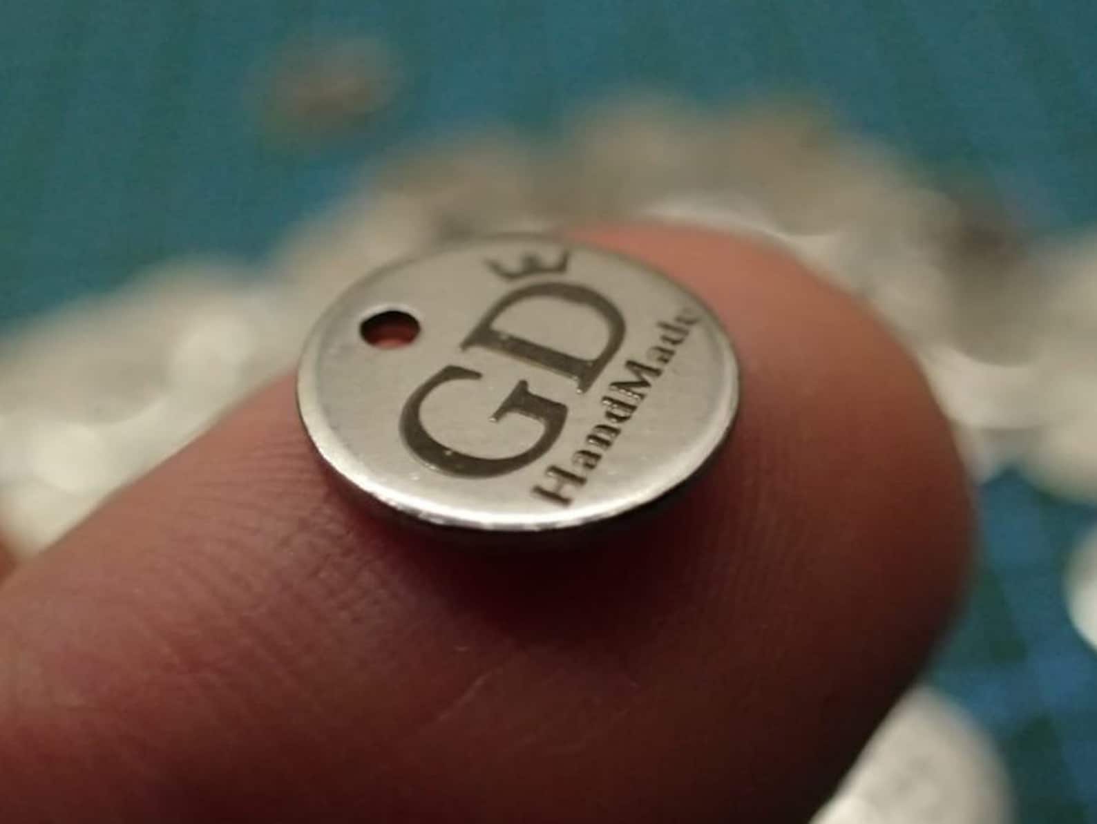 компактная rfid метка. брендовые лейблы металлические. метка металлом. металлические бирки для одежды. метка металлом.