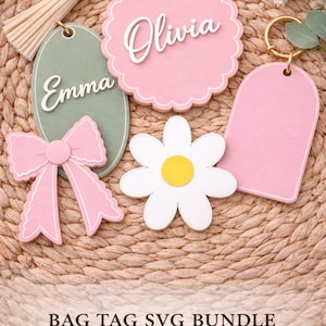 Op de afbeelding: Een verzameling bagagelabels in verschillende vormen en kleuren. Inclusief een roze geschulpte tag met "Olivia" in wit, een groene ovale tag met "Emma", een roze strik, een witte madelief met een gele kern en een roze tag. Gouden sleutelhangers en een kwastje zijn ook inbegrepen.