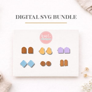 Op de afbeelding: Een witte achtergrond toont een verzameling digitale SVG-ontwerpen. De ontwerpen omvatten houten oorbellen in verschillende vormen: boogvormig, peer, huis, vierkant en rond. De tekst "DIGITAL SVG BUNDLE" staat bovenaan.
