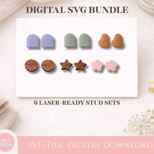 Op de afbeelding: Een verzameling van zes paar laserklare oorstekers in verschillende vormen en kleuren, waaronder lavendel, groen, bruin en roze. De oorbellen zijn gerangschikt op een wit oppervlak. De tekst luidt "DIGITAL SVG BUNDLE" en "6 LASER-READY STUD SETS."