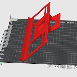 Op de afbeelding: Een rode 3D-geprinte plastic standaard met een rechthoekige basis en een verhoogd platform. De standaard is ontworpen om een apparaat of object te houden.