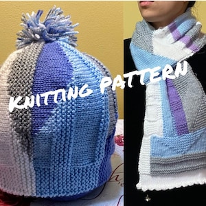 Könnte beinhalten: Ein gestricktes Mützen- und Schal-Set in Blau-, Grau- und Weißtönen. Die Mütze hat einen Bommel und den Text "KNITTING PATTERN". Der Schal hat ein Patchwork-Design. Das Set ist aus weichem Garn gefertigt.