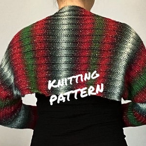 Può includere: Una spallina di maglia rossa, verde e argento con una sovrapposizione di testo "Knitting Pattern". La spallina è indossata sopra una maglia nera.