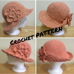 Op de afbeelding: Een gehaakte hoed met een bloemenontwerp in perzikkleur. De hoed wordt vanuit verschillende hoeken op een mannequin getoond.