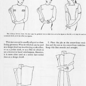 以下が含まれることがあります： ブラウスのパターンにダーツを作る方法を示す白黒のイラスト。イラストは、人がドレスフォームに布をドレープし、ピンを使ってダーツをマークしている様子を描いています。画像のテキストは「Draping the Blouse with the Armscye Dart」です。