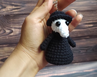 Poupée Plague Doctor au crochet : jouet déco gothique d'Halloween