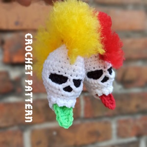 Crochet pattern punk rock skull keychain Halloween toy skull pattern tutorial goth horror crochet creepy keychain
