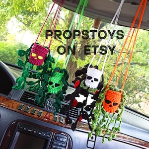 Autopflanze Schädel sukkulente. Hängepflanze im Topf mit Totenkopf. Halloween-Pflanzen. Halloween Dekor. Gruseliges Dekor Auto-Accessoires für Frauen.