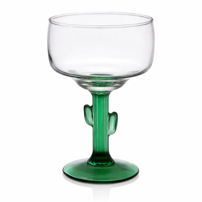 Pu&ograve; includere: Un bicchiere da margarita in vetro trasparente con stelo e base a forma di cactus verde. La coppa del bicchiere &egrave; rotonda e larga. Lo stelo &egrave; di un colore verde vibrante, con il design del cactus che aggiunge un tocco unico. Il bicchiere &egrave; progettato per cocktail.