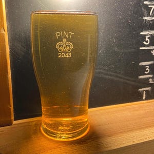 Guinness Style Pint British Stamped Crown Irish Stout Tulip Beer Glass 20 oz image 1
