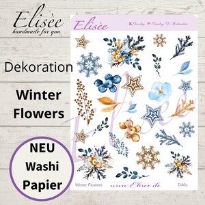 Könnte beinhalten: Eine Bogen mit dekorativen Aufklebern mit winterlichen Illustrationen. Die Aufkleber zeigen Schneeflocken, Sterne, Blumen und Beeren in den Farben Blau, Gold und Weiß. Der Text "Winter Flowers" ist am unteren Rand des Bogens gedruckt.